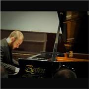 Sono uno studente del conservatorio di napoli, diplomato con ottimi voti e che si sta migliorando tramite masterclass di livello.